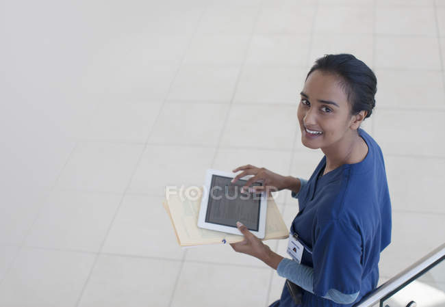 Enfermeira usando computador tablet no corredor do hospital — Fotografia de Stock