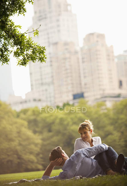 Пара відпочиває в міському парку — стокове фото