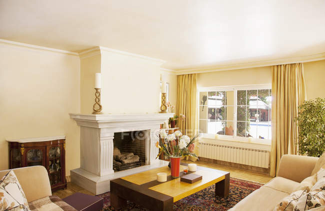 Luxury livingroom indoors during daytime — Stock Photo