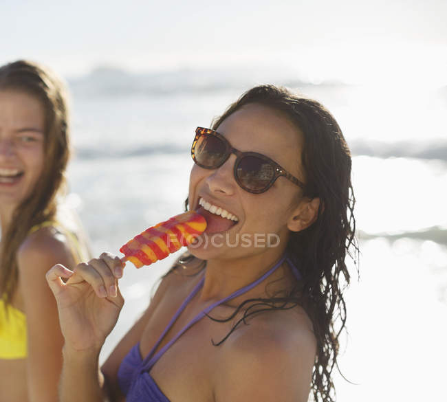Retrato de mulher feliz desfrutando de gelo com sabor — Fotografia de Stock