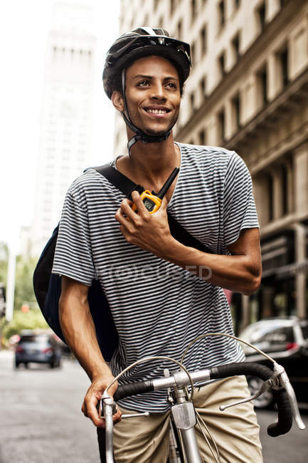 Homem andar de bicicleta na rua da cidade — Fotografia de Stock