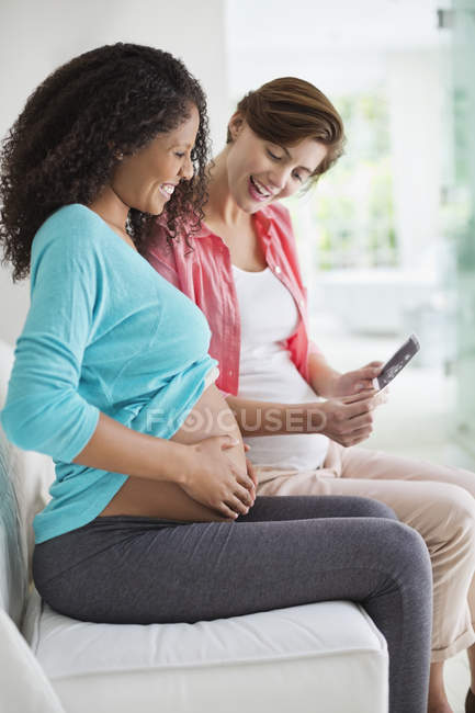 Mujeres embarazadas que examinan la ecografía - foto de stock