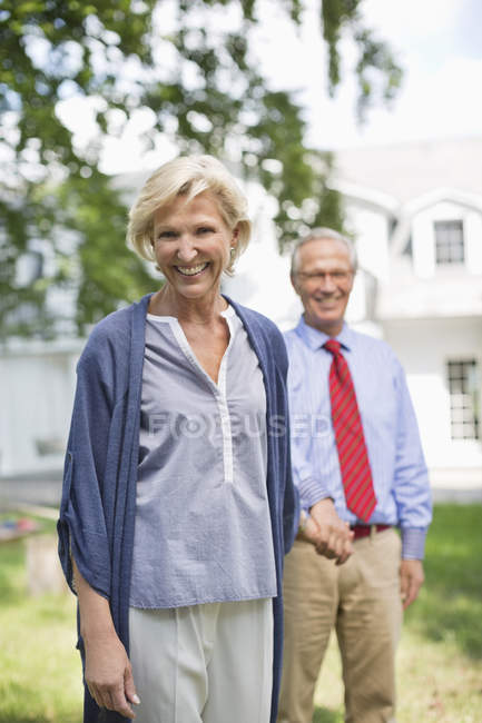Couple souriant marchant à l'extérieur — Photo de stock