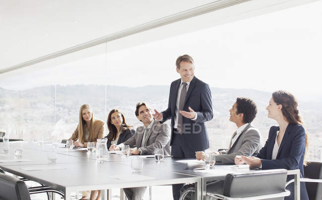 Empresario dirigiendo reunión en sala de conferencias - foto de stock