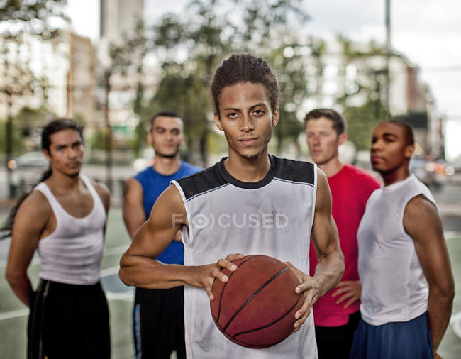 Hombres de pie en cancha de baloncesto - foto de stock