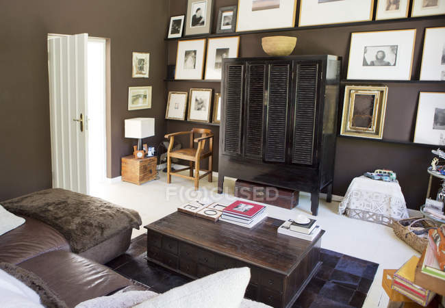 Sofa und Couchtisch im modernen Wohnzimmer — Stockfoto
