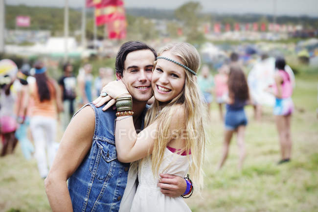 Retrato de pareja abrazándose en el festival de música - foto de stock