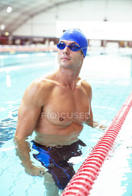 Nadador de pie en agua de la piscina - foto de stock