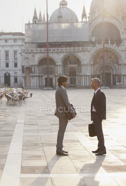 Empresarios hablando en la Plaza de San Marcos de Venecia - foto de stock