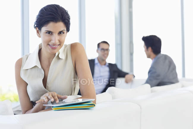 Geschäftsfrau nutzt Tablet-Computer im Büro — Stockfoto