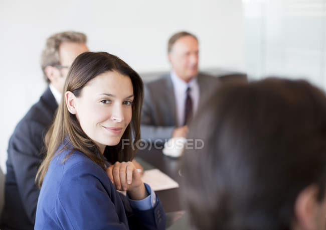 Donna d'affari sorridente in riunione a ufficio moderno — Foto stock