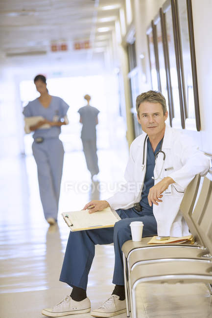 Портрет серйозного лікаря в лікарняному коридорі — стокове фото