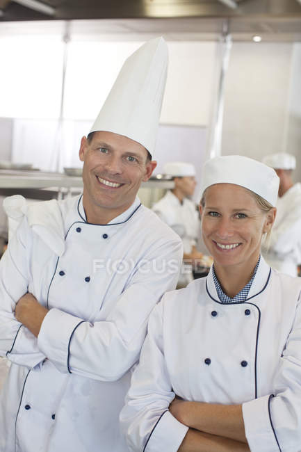 Chefs souriants dans la cuisine du restaurant — Photo de stock