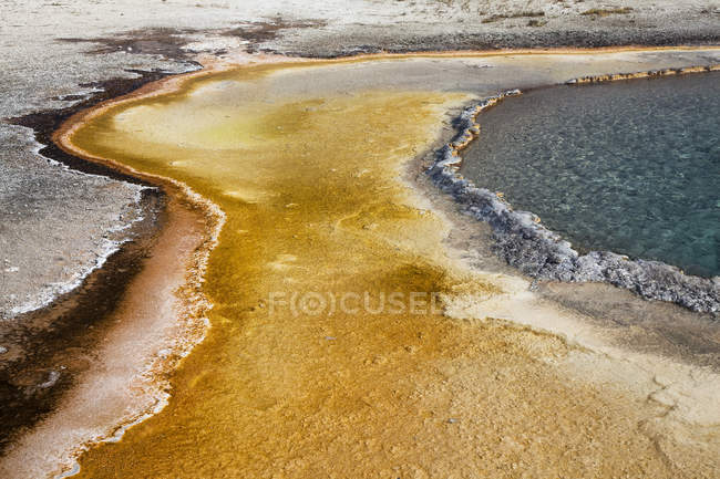 Formazioni rocciose e piscina colorata — Foto stock