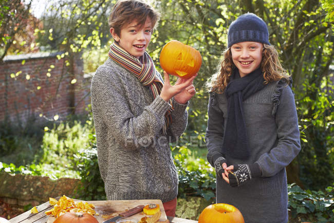 Children carving pumpkins together — Stock Photo