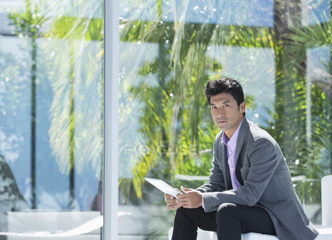 Бизнесмен использует планшетный компьютер в современном офисе — стоковое фото