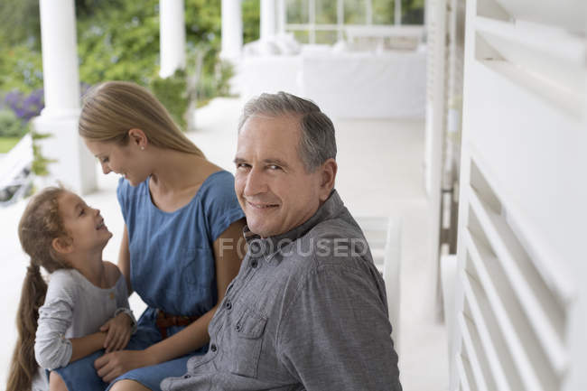 Heureux vieil homme souriant sur le porche — Photo de stock