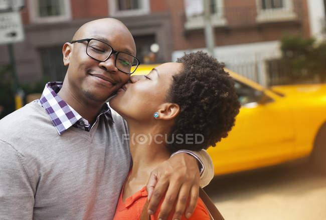 Pareja besándose en la calle de la ciudad - foto de stock