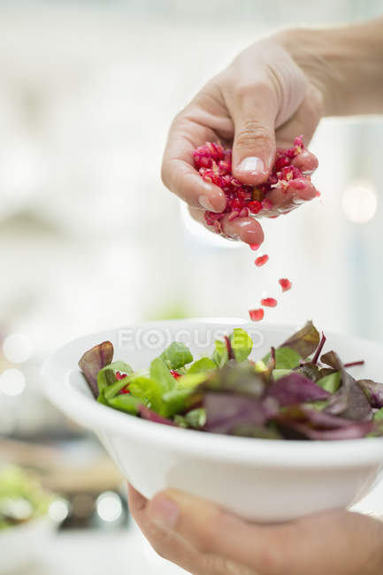 Woman making salad in kitchen — Stock Photo