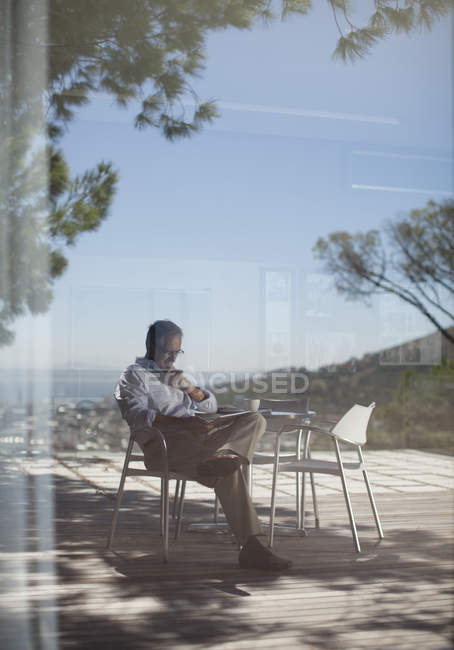 Man using tablet computer outdoors — Stock Photo