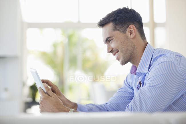 Empresário usando tablet computador na mesa no escritório moderno — Fotografia de Stock