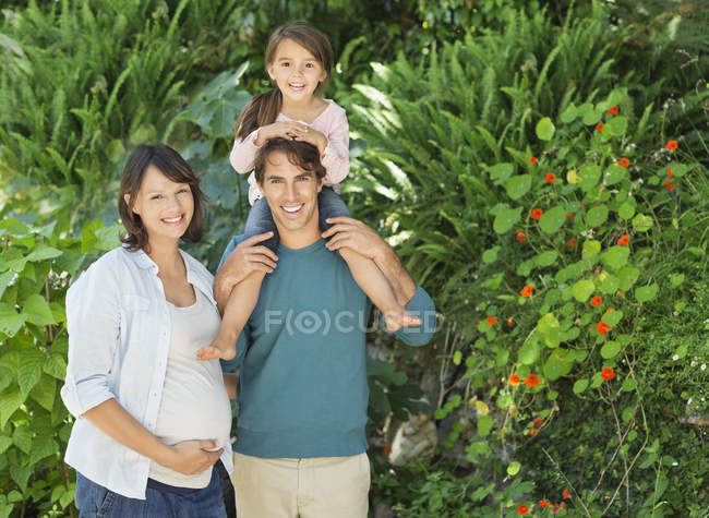 Семья улыбается вместе на открытом воздухе — стоковое фото