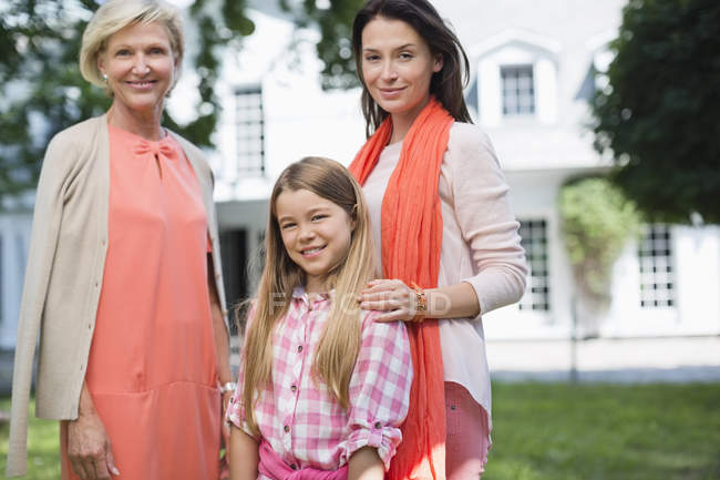 Tres generaciones de mujeres sonriendo juntas - foto de stock