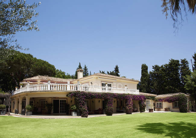 Villa espanhola fora durante o dia — Fotografia de Stock