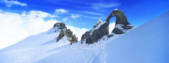 Snow covered craggy mountain — Stock Photo