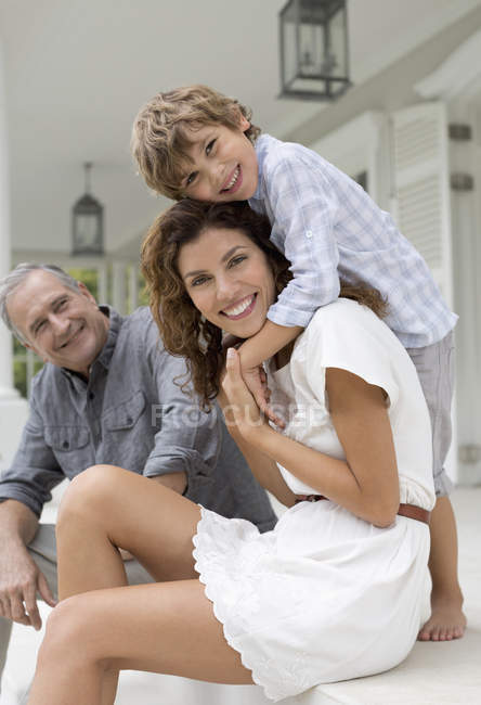 Madre e hijo sonriendo en el porche - foto de stock