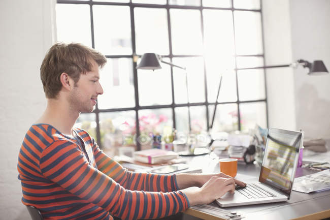 Mann benutzt Laptop am Schreibtisch — Stockfoto