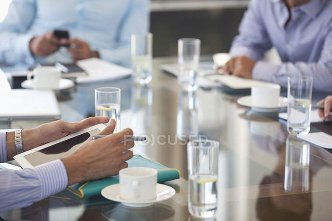 Imagem cortada de pessoas de negócios sentadas em reunião no escritório moderno — Fotografia de Stock