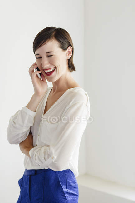Femme riante parlant sur son téléphone portable — Photo de stock