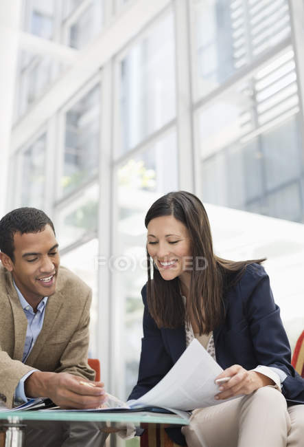 Les gens d'affaires parlent à l'extérieur du bureau moderne — Photo de stock