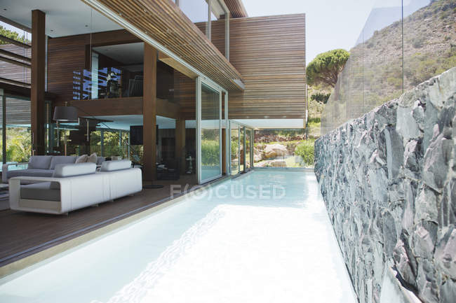 Lap pool next to modern house — Stock Photo