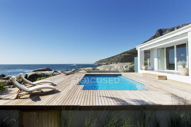 Luxury swimming pool with ocean view — Stock Photo
