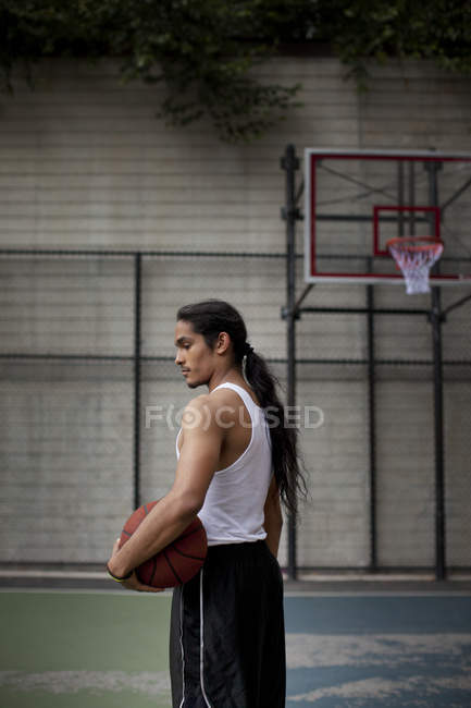 Homem em pé na quadra de basquete — Fotografia de Stock