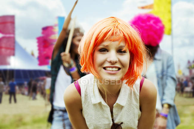Porträt einer Frau mit Perücke bei Musikfestival — Stockfoto