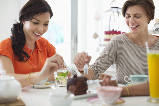 Жінки разом їдять торт — стокове фото