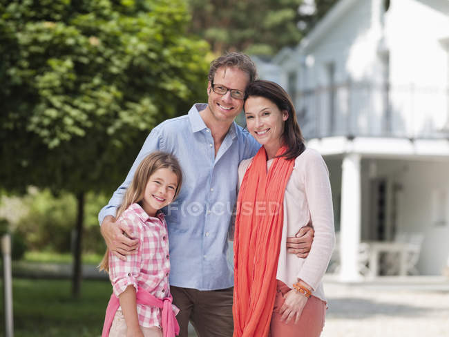 Familia sonriendo juntos al aire libre - foto de stock