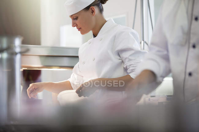Шеф-кухар готує на кухні ресторану — стокове фото