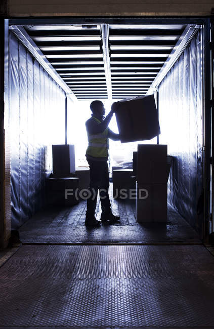Укладка ящиков рабочих в фургоне — стоковое фото