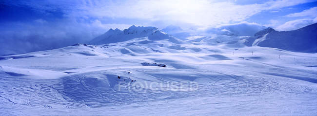 Vista de la cordillera cubierta de nieve - foto de stock