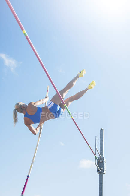 Pole jumper clearing bar — Stock Photo