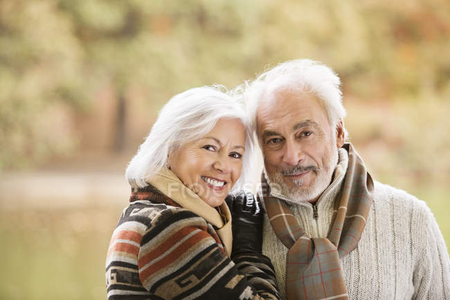 Casal mais velho sorrindo juntos no parque — Fotografia de Stock