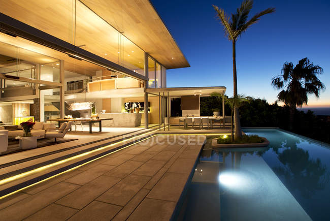 Infinity pool and modern patio — Stock Photo