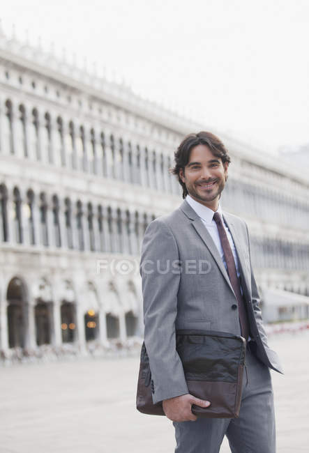 Retrato de un hombre de negocios sonriente en la Plaza de San Marcos de Venecia - foto de stock