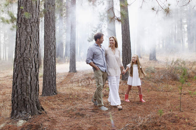 Famille heureuse marchant dans les bois — Photo de stock