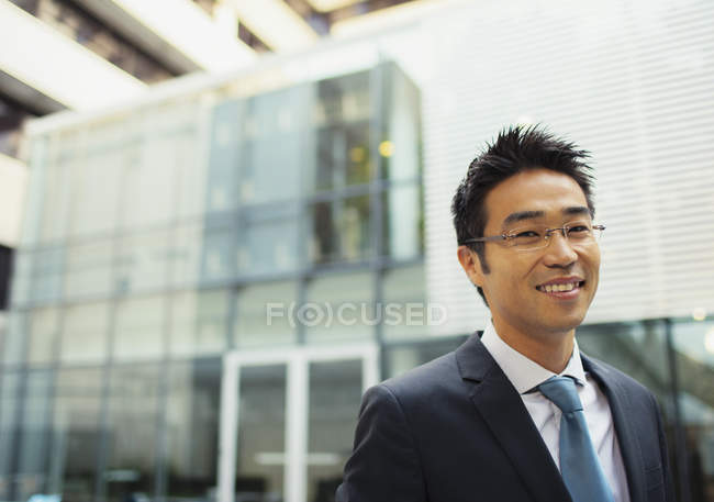 Geschäftsmann vor modernem Bürogebäude — Stockfoto