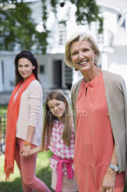 Tres generaciones de mujeres caminando juntas - foto de stock